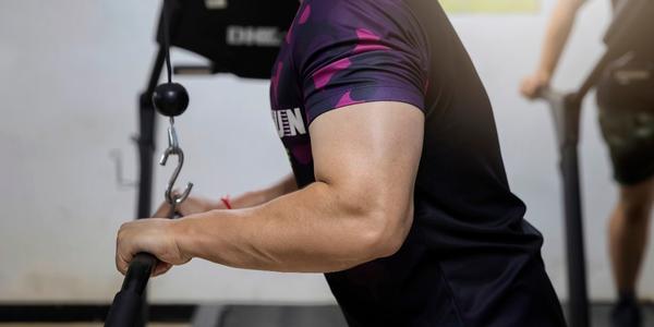 shot of the man's body doing triceps pushdown